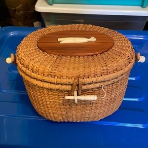 Vintage Nantucket basket purse with wale on top